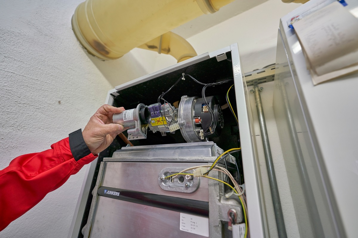 Im Rahmen der Erdgasumstellung muss hufig an Gasgerten etwas ausgetauscht oder neu eingestellt werden. (Foto: Sascha Ditscher/evm)