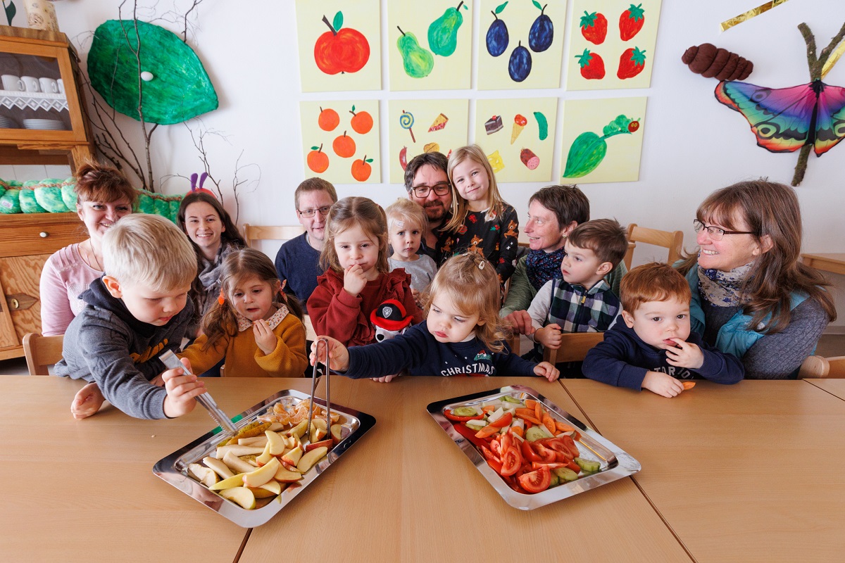 Nicht nur die Kinder der Evangelischen Kindertagessttte Hilgert freuen sich, dass die Einrichtung knftig noch mehr Augenmerk auf gutes Essen legt: Auch Erzieherinnen Inga Preygermann und Sophie Viebranz, Pfarrer Carsten Schmitt, Koch Silvio Bttcher, Erzieherin Astrid Hildeberandt und Ernhrungsberatering Kerstin Awan (hinten, von links) sind von der Landes-Initiative "Kita isst besser" berzeugt. (Foto: privat)