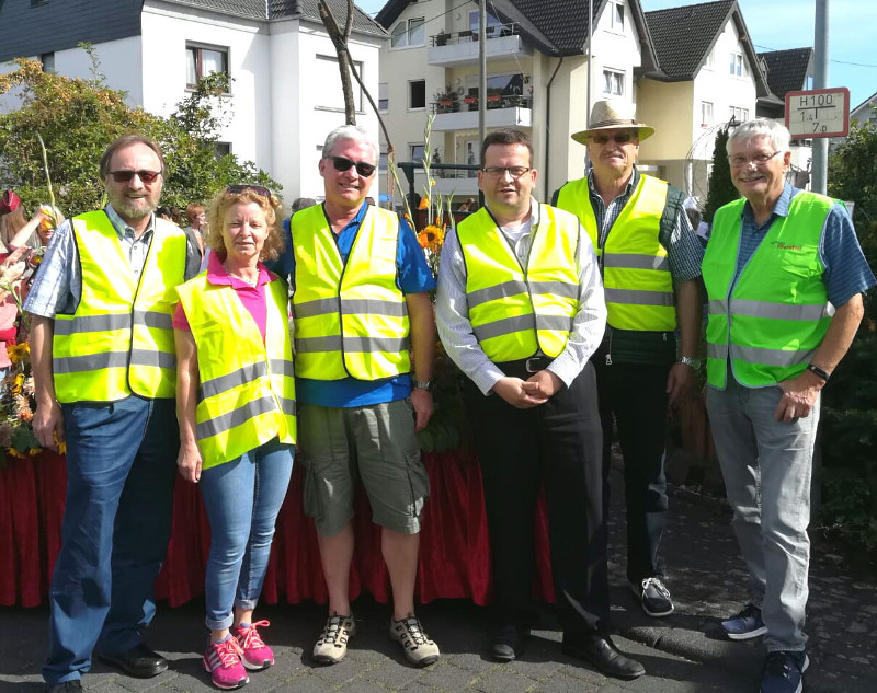 Halfen gerne als Wagenengel aus (von links): Hans-Werner Kaiser, Angela Lnnecke, Reiner Pertzborn, Andreas Kossmann, Heinz-Gnter Heck, Wolfgang Mende. Foto: privat
