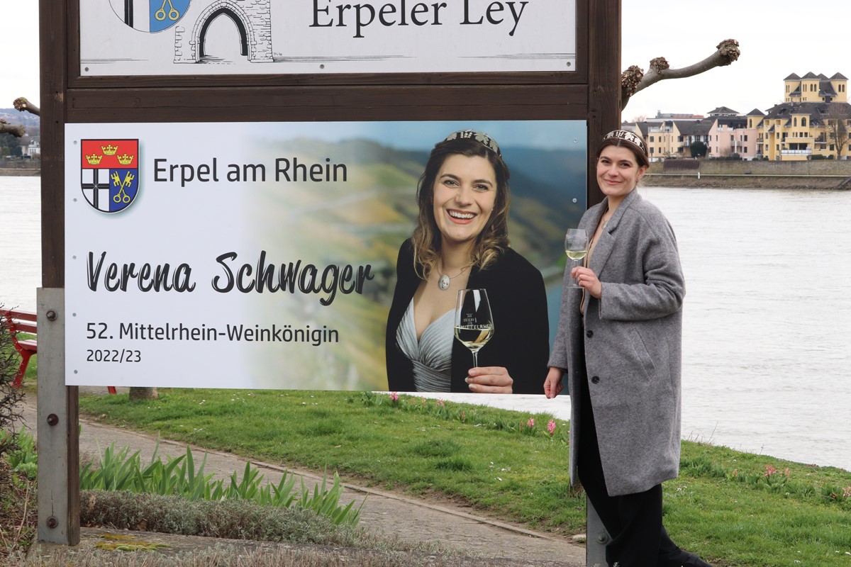 Mittelrhein-Weinknigin Verena Schwager lchelt nun schon am Ortseingang von Erpel. (Fotos:  Privat)