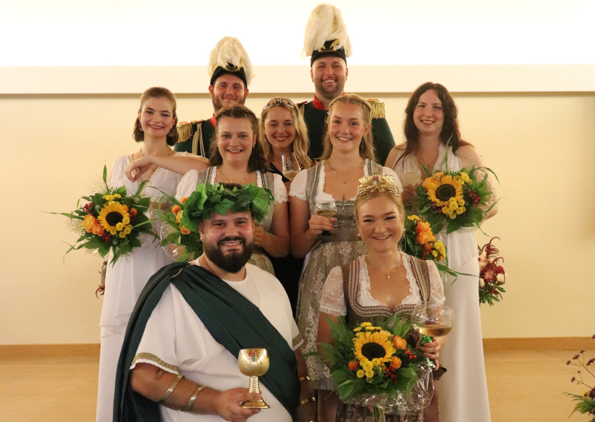 Die neuen Erpeler Weinmajestten sind im Amt. (Foto: Freunde des Erpeler Weinfestes e.V.)