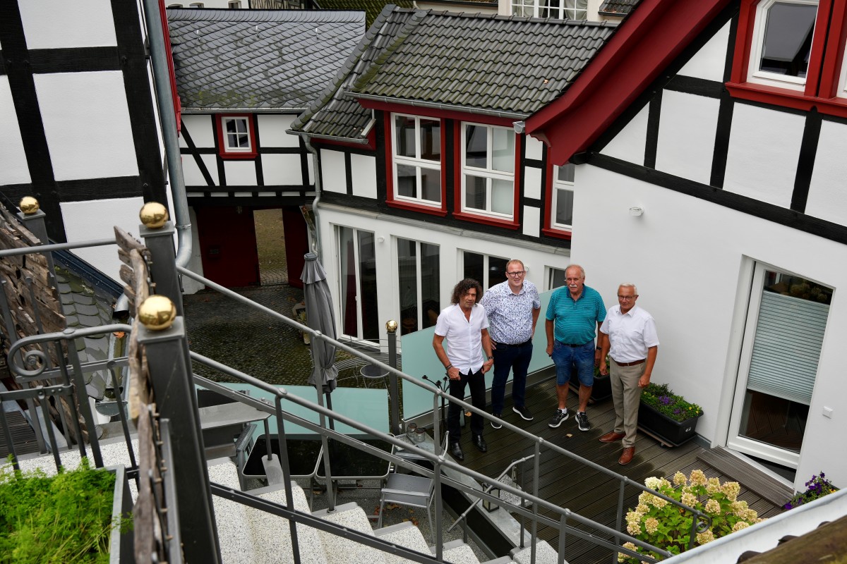  Kreisdenkmalpfleger Dr. Reinhard Lahr, der 1. Kreisbeigeordneter Philipp Rasbach und Landrat Achim Hallerbach besuchten krzlich im Rahmen einer Denkmalschutzbereisung das Anwesen von Ingrid und Werner Henneker. Mit viel Sensibilitt haben sie zwei benachbarte Winzerhfe aus dem spten 17. Jh. beziehungsweise 18. Jh. "am Maat" in Erpel der Nachwelt erhalten knnen. (Foto: Martin Boden)