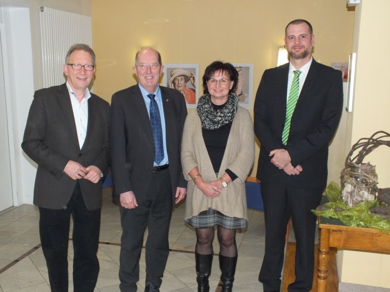 Bundestagsabgeordneter Erwin Rddel (links) tauschte sich im Altenzentrum St. Josef mit dem Freundes- und Frderkreis aus. Zugegen waren auch (v.r.) Heimleiter Sebastian Schmeier, Pflegedienstleiterin Mechele Klein und Landtagsabgeordneter Michael Wschenbach.  Foto: Reinhard Vanderfuhr / Bro Rddel