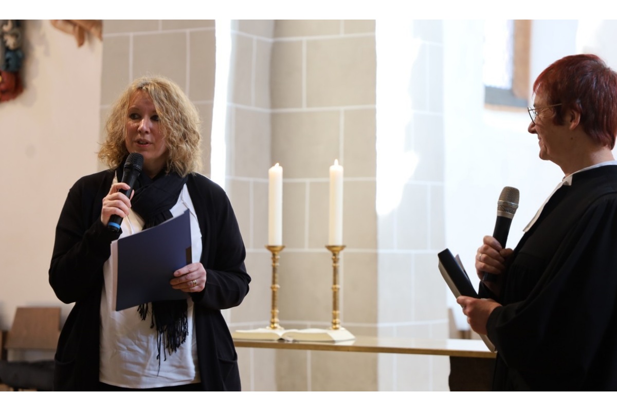 Pfarrerin Heike Meissner (rechts) interviewt die neue Gemeindepdagogin Ester Schneider. (Fotos: Sabine Hammann-Gonschorek)