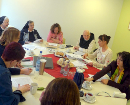 Das Ethik-Komitee der Seniorenzentren St. Josef und St. Agnes bei der Arbeit: (v.r.) Dr. Petra Kutscheid, Annika Belgrath, Pater Paulus, Gaby Sternberg, Sr. Dominica, Sr. Jeanette, Lena Dennebaum, Melanie Loose und Brigitte Teufel. (Katharina Kasper Gruppe)