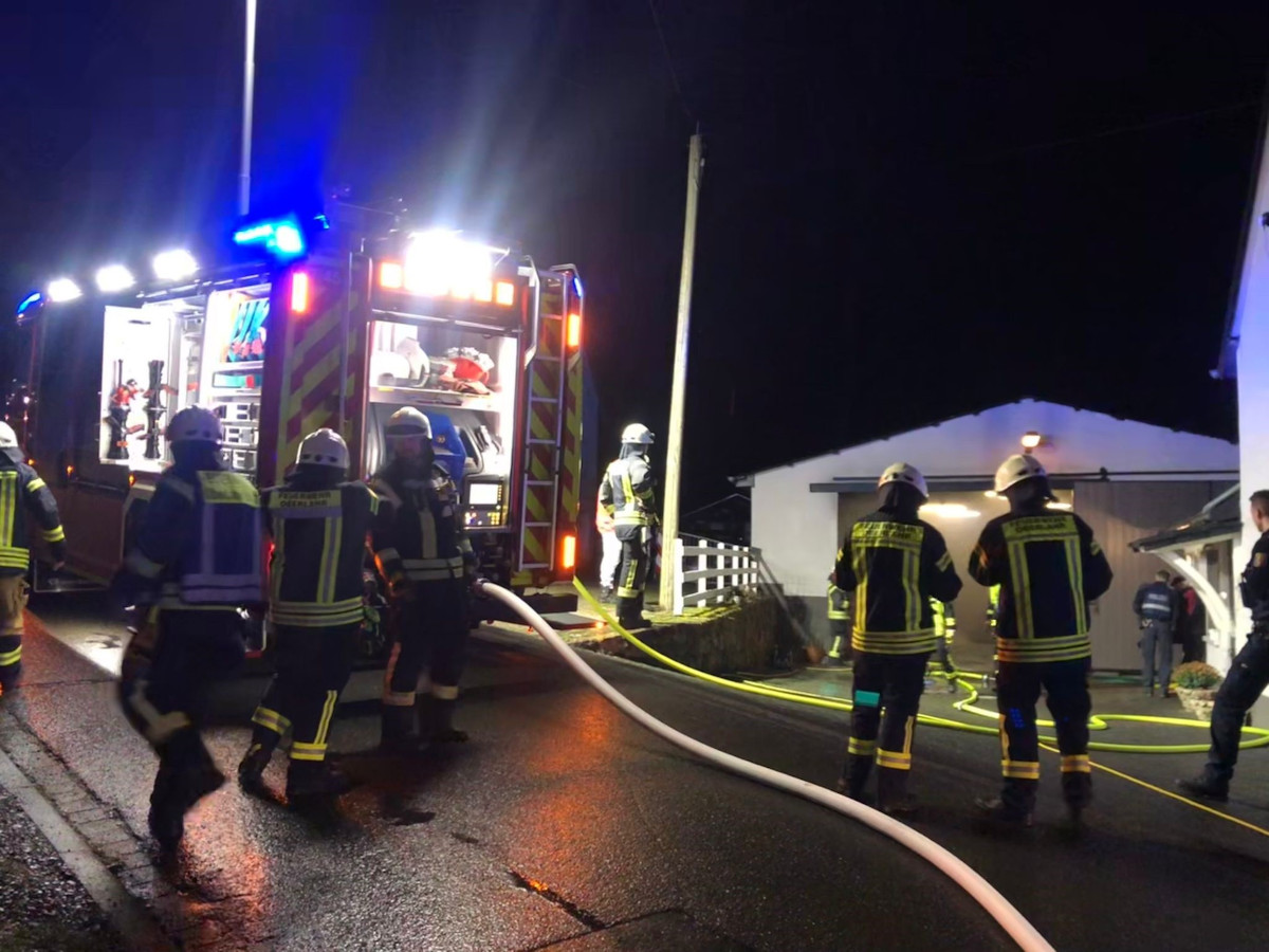 Den Brand in einer Scheune in Eulenberg hatte die Feuerwehr schnell unter Kontrolle. (Fotos: Andr Wollny, Feuerwehr Oberlahr)