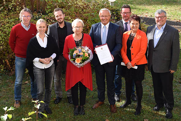 Eva Pfeiffer (4.v.l.) mit den Verantwortlichen ihrer letzten Wirkungssttte, der Kreiskasse und den Vertretern des Kreisvorstandes, der Personalabteilung und dem Personalrat. Foto: Kreisverwaltung