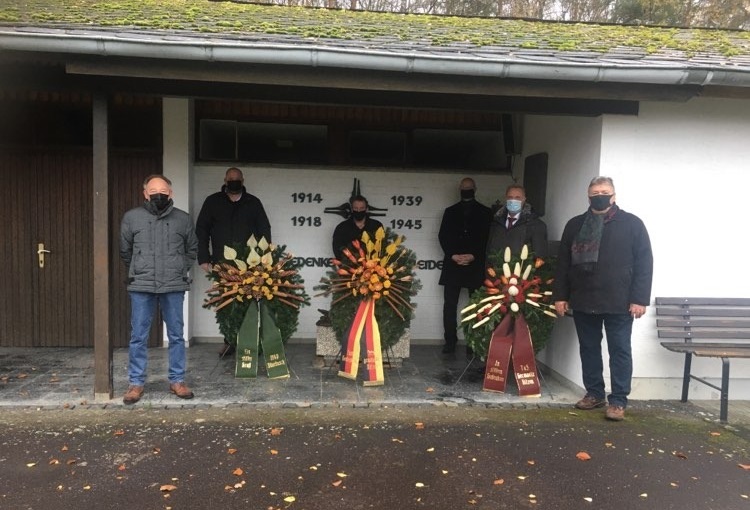 v.l.n.r. Klaus Schreiner und Torben Gerhards vertraten den MGV Dnebusch. Armin Weigel, Ralph Hrster und Hans-Klaus Kapschak waren fr die Ortsgemeinde anwesend. Heinz-Walter Schenk berbrachte den Kranz fr den TuS Germania Bitzen. (Foto: Ortsgemeinde)