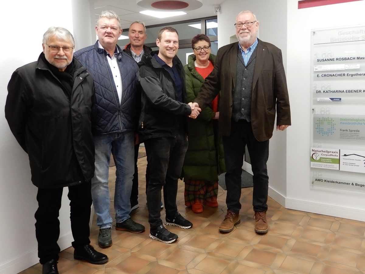 Daadens Stadtbrgermeister Walter Strunk (r.) Brgermeister Helmut Sthn (l.) Fachbereichsleiter Wolfgang Mrker (3.von links) sowie die Eheleute Mudersbach begren Facharzt Dr. med. Jrgen-Delchmann (Bildmitte) im Daadener "rztehaus" in der Betzdorfer Strae 59.
