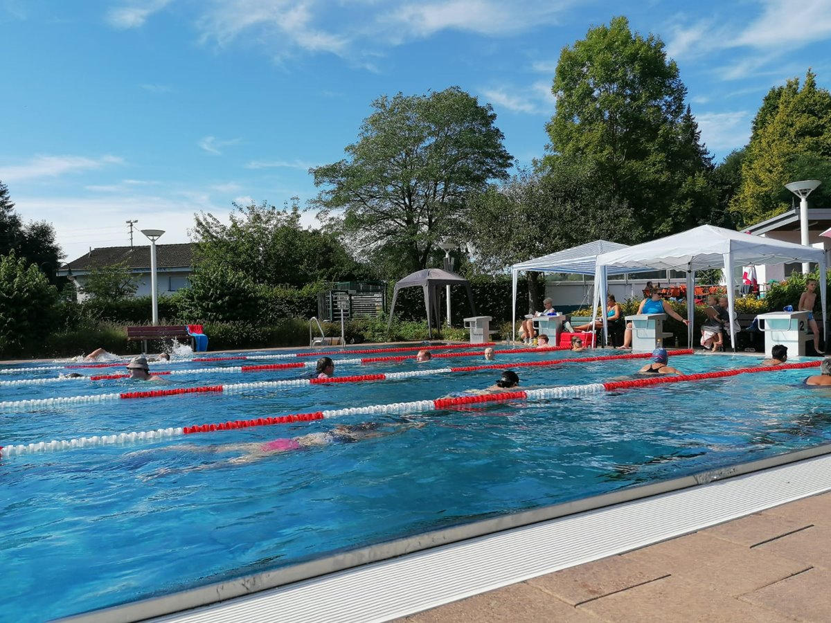 Zwlf-Stunden-Schwimmen im Erlebnisbad Herschbach fr den guten Zweck war ein voller Erfolg