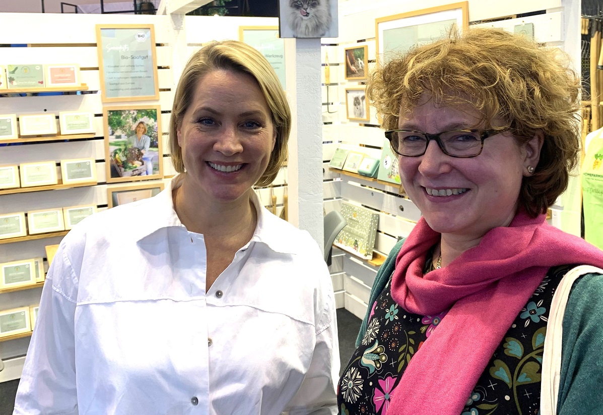 Auf der IPM in Essen traf Andrea Reiprich auch auf Tagesschau Moderatorin Judith Rakers, die ihr Homefarming-Konzept an einem eigenen Messestand prsentierte. (Foto: Thomas Herschbach)