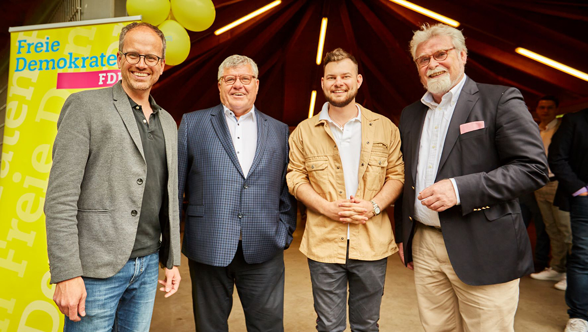  Philipp Amberg (von links), Michael Mahlert, Sebastian Nelles und Herbert Mertin auf dem FDP-Sommerfest in Vettelscho. (Fotos: FDP)