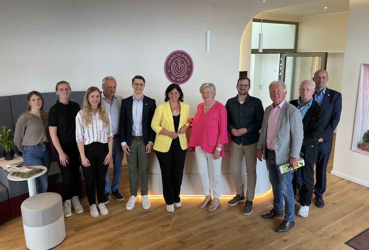 Carina Konrad (6. von links), Dr. Karin Kbler (5. von rechts), Tim-Jonas Lbeth (5. von links) und Alexander Buda (ganz rechts) mit Vertretern der FDP Rengsdorf-Waldbreitbach und Mitarbeitern des Umweltinstituts Dr. Kbler (Foto: Coralie Brandt)