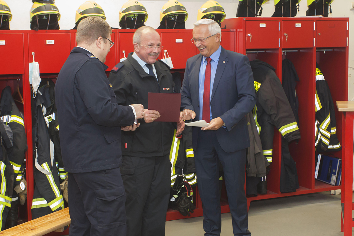 Gnter Buhr, Feuerwehr Gromaischeid, wurde fr 45 Jahre Ttigkeit in der Feuerwehr geehrt. Fotos: Feuerwehr VG Dierdorf. 