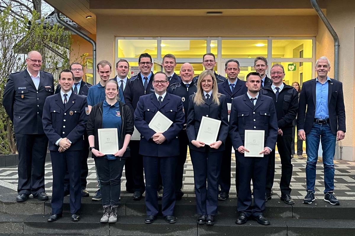 Alle Befrderten und geehrten mit Raffael Jonas (li.) und Brgermeister Jngerich (re.) (Bilder: kk)