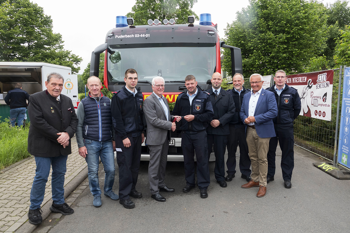 Brgermeister Volker Mendel bergibt Wehrfhrer Peter Reusch offiziell die Fahrzeugschlssel. Fotos: Feuerwehr VG Puderbach/Wolfgang Tischler