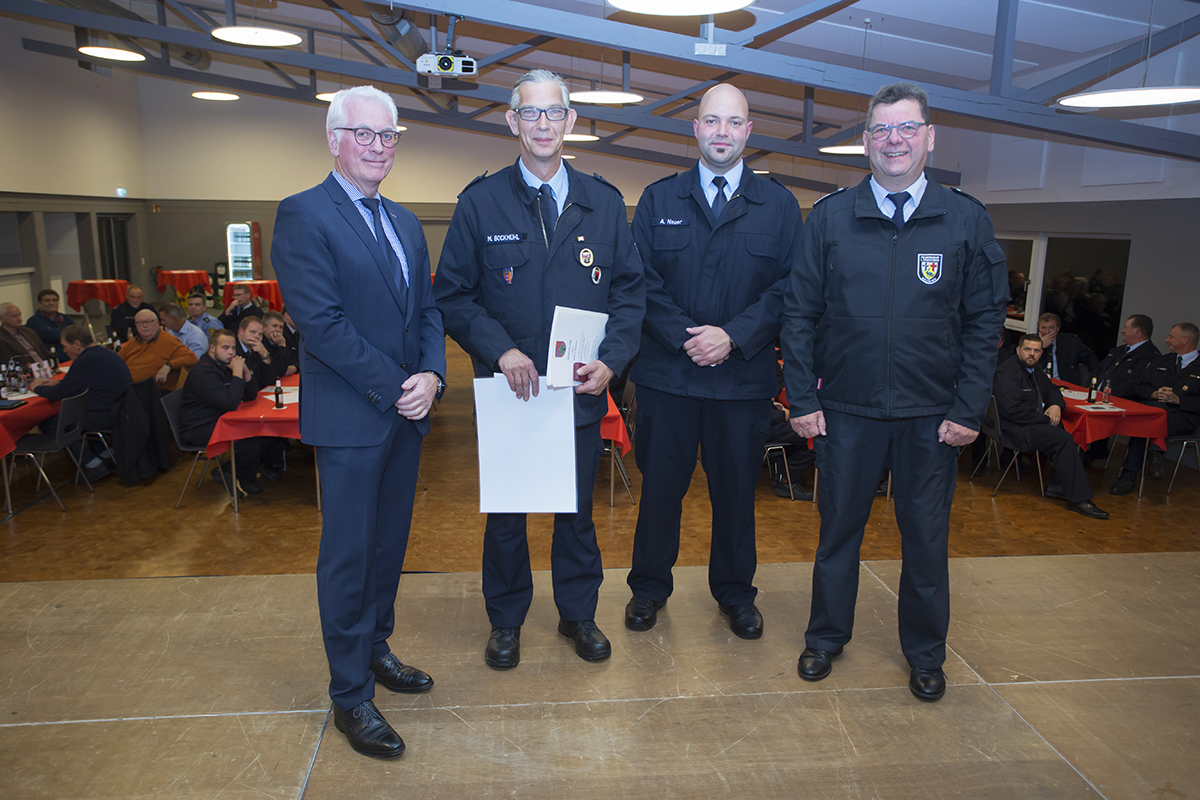 Matthias Bockmhl wurde fr 35 Jahre Dienst in der Feuerwehr geehrt. Fotos: Feuerwehr VG Puderbach/Wolfgang Tischler