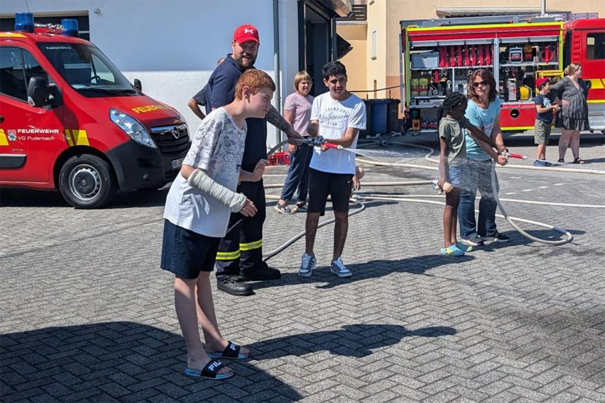 Feuerwehr Raubach hatte Kinder aus dem Heinrich-Haus zu Besuch