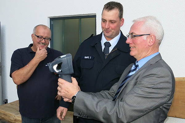 Verbandsbrgermeister Volker Mendel (rechts) lsst sich die Funktionen der Kamera erklren. Foto: Freiwillige Feuerwehr Raubach