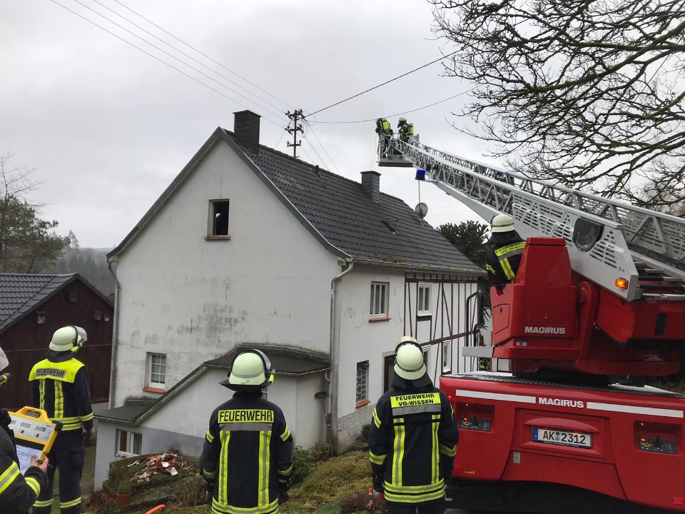 Der Kamin wurde mit dem Kaminkehrgert von der Drehleiter aus gereinigt. (Fotos: Alexander Mller)