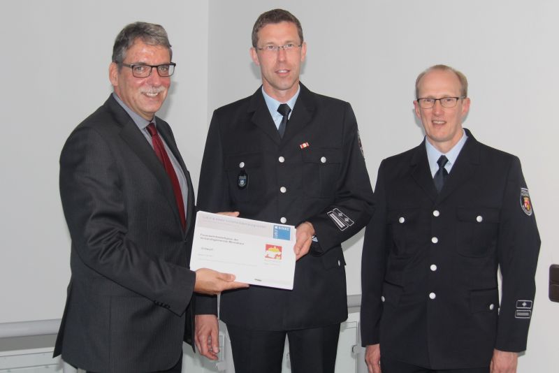 Der Plan ist fertig, jetzt geht es an die Umsetzung: (v.l.) Der Erste Beigeordnete Andree Stein, Wehrleiter Jens Weinriefer und sein Stellvertreter Patrick Weyand stellten den neuen Feuerwehrbedarfsplan im VGR vor. Foto: privat