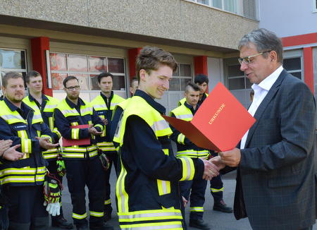 Nach den erfolgreichen Prfungen ernannte der Erste Beigeordnete Andree Stein (rechts) die frischgebackenen Feuerwehrleute. (Foto: Ingrid Ferdinand)