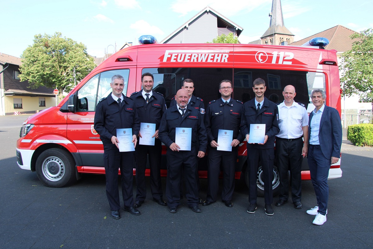 Mark-Daniel Eibach, Christian Mintkewitz, Dieter Dlsner (vorne), Tobias Franken (hinten), Florian Pattberg, Rene Meutsch, Alexander Mller (Wehrleiter) und Dietmar Henrich (Brgermeister der Verbandsgemeinde). (Foto: Jana Richartz)