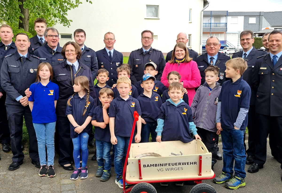 Die Feuerwehr Leuterod freut sich ber das neue Gertehaus und die neue Bambini-Feuerwehr. (Foto: VG Wirges)