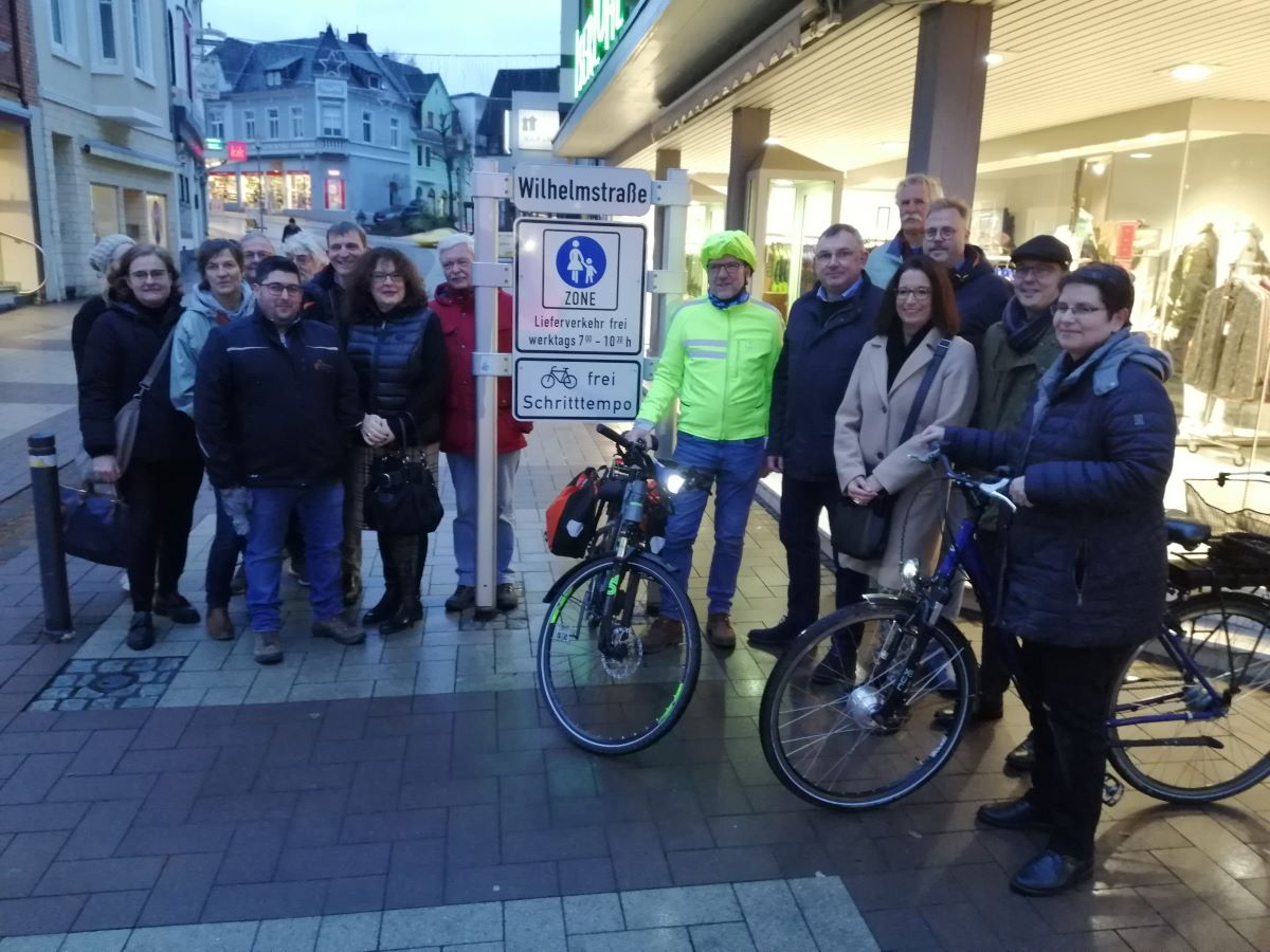 Nun ist es offiziell dank Zusatzschildern: Das Fahrradfahren in der Fugngerzone ist erlaubt  aber nur in Schrittgeschwindigkeit. (Foto: vh)