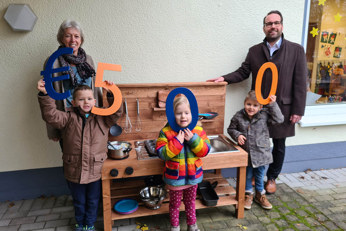 Kinder freuen sich ber neue Matschkchen