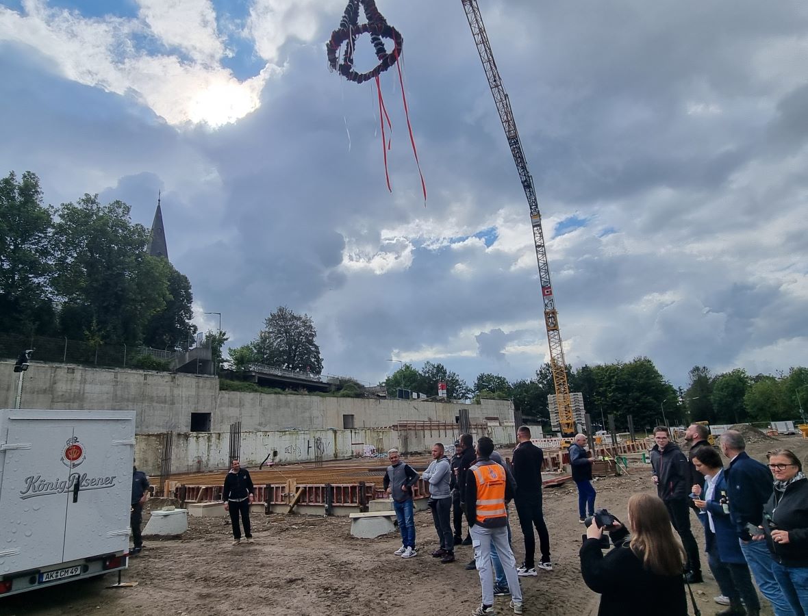 Der Richtkranz wurde am Mittwochmittag ber dem Weyerdamm in die Hhe gezogen. (Foto: vh)