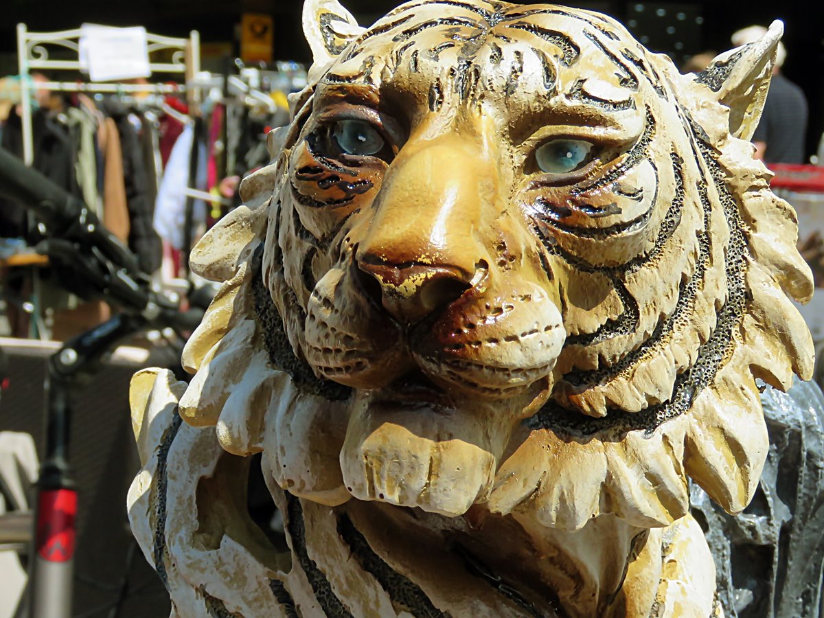 Stbern und Verhandeln beim Flohmarkt in Neuwied 