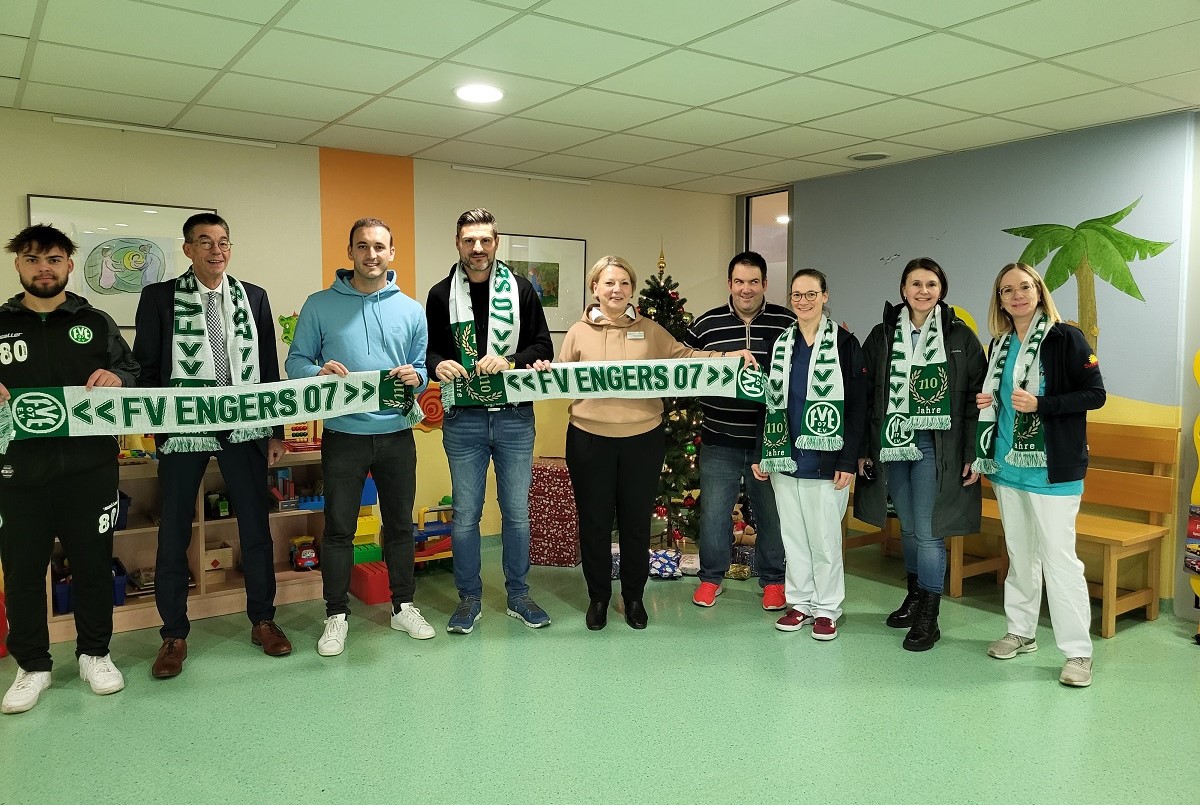 FV Engers berrascht kleine Patienten im St.-Elisabeth-Klinikum mit Nikolaus-Prsenten