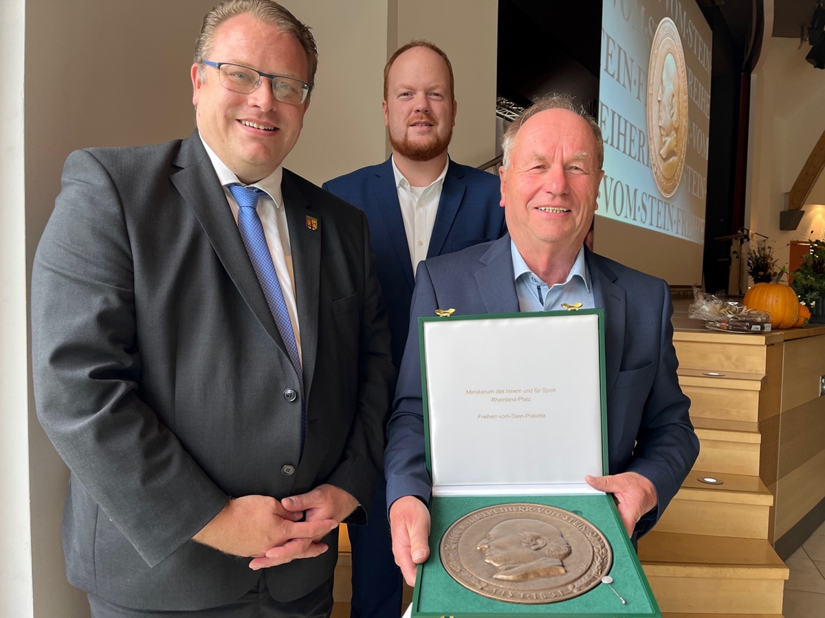 Freuen sich ber die Verleihung der Freiherr-vom-Stein-Plakette: (von rechts): Preistrger Ulrich Merzhuser, Brgermeister Andreas Hundhausen (VG Kirchen) und Tobias Gerhardus (Erster Kreisbeigeordneter Landkreis Altenkirchen).
(Foto: Verbandsgemeinde Kirchen)