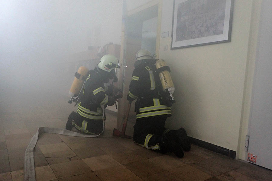 Unter Atemschutz wurden durch den Angriffstrupp die verrauchten Rume kontrolliert, ob sich noch weitere Personen im Gebude befinden. Fotos: Feuerwehr Kirchspiel Anhausen