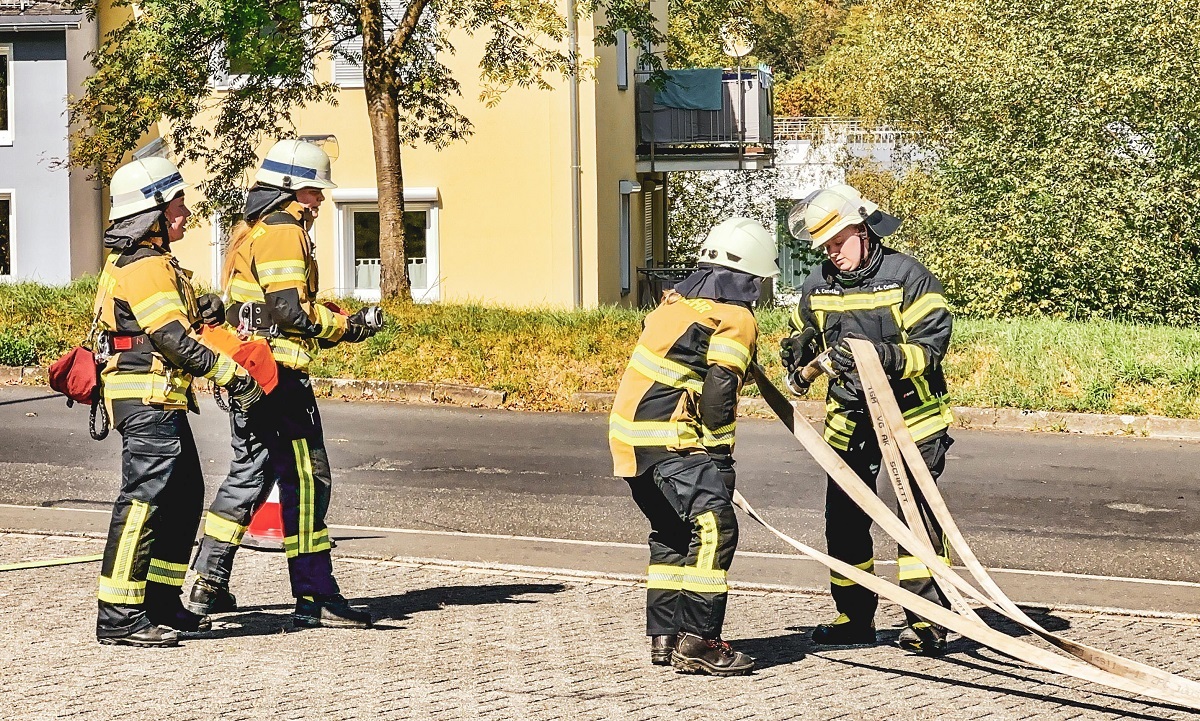 Feuerwehren zeigen ihr Knnen bei der Abnahme des Leistungsabzeichen