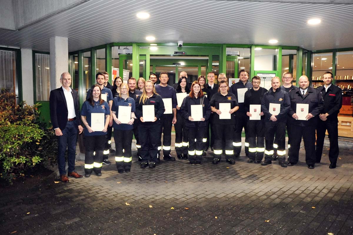 Alle geehrten und Verpflichtungen stellten sich mit Brgermeister Jngerich (li.) und dem Wehrleiter (re.) zum Gruppenbild (Bilder: kk)