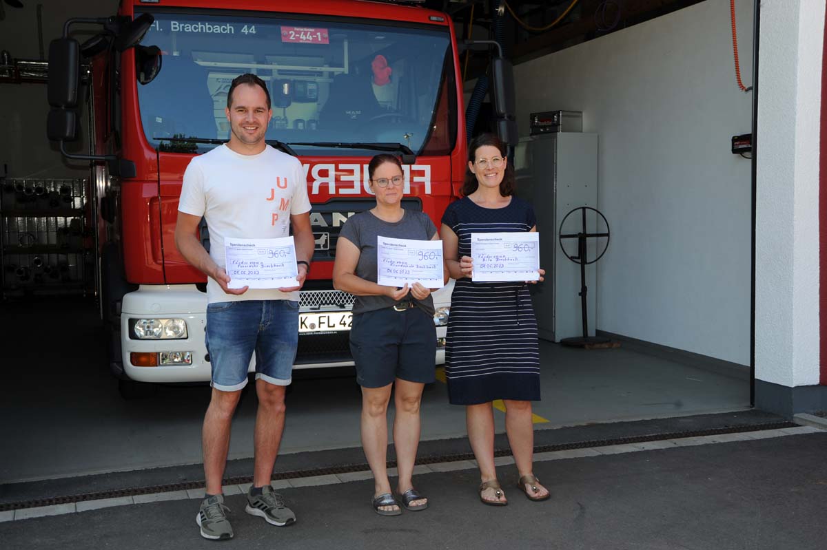 ber die Spenden freuten sich Frederic Beverungen (FW Brachbach), Stefanie Rehs und Julia Helwig (Bild: kk)