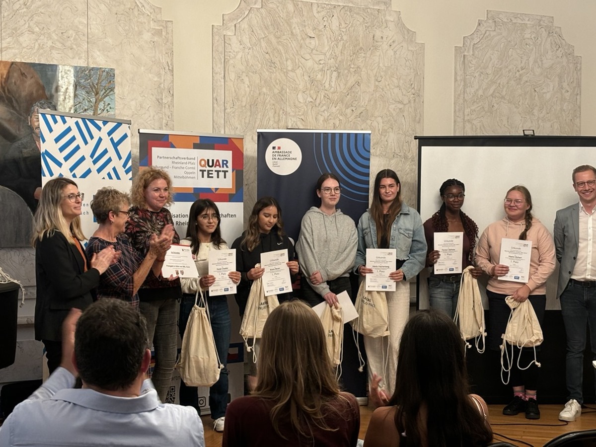 Stolz halten die Schlerinnen des Franzsischkurses ihre Urkunde in der Hand. (Foto: Diana Nentwig)