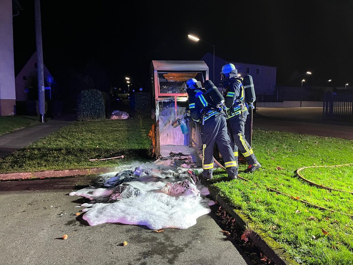 Mysteriser Brand eines Kleidercontainers in Hamm (Sieg) rief die Feuerwehr auf den Plan