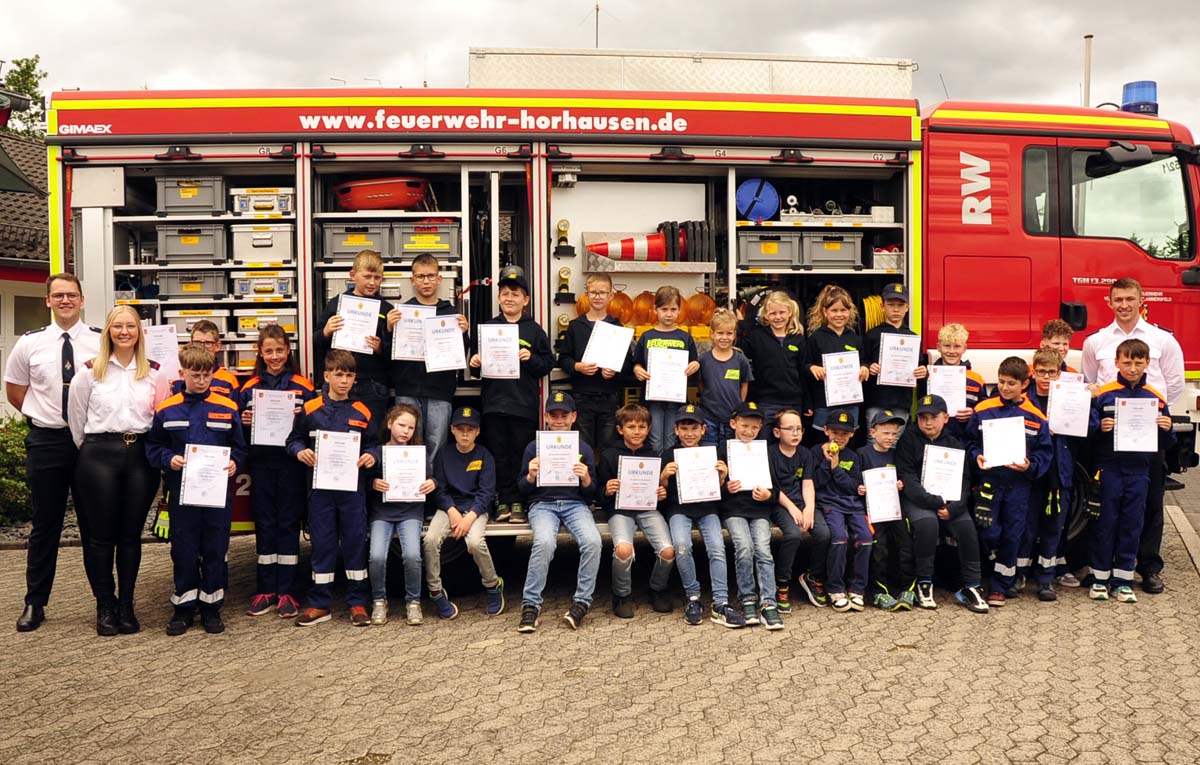 Stolz prsentierten die Bambini und die JF die Urkunden (Bilder: kk)