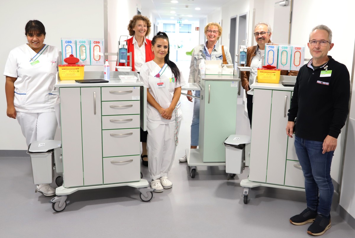 Der Frderverein des Diakonie Klinikums Jung-Stilling in Siegen finanzierte zwei neue Pflege- und einen neuen Verbandwagen. Pflegedirektor Sascha Frank (rechts), Gesundheits- und Krankenpflegerin Denise Demir (links) und Pflegefachfrau Merve Dogan (3. von links) bedankten sich bei den Vorstandsmitgliedern Dr. Margrit Prohaska-Hoch, Jutta Aulmann und Manfred Jakob (hinten von links) fr die 8000-Euro-Spende. (Foto: Diakonie in Sdwestfalen)