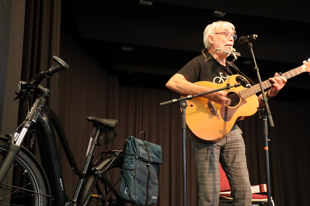 Mit dem Fahrrad bis auf die Bhne: Folkmusiker Gnter Gall aus Osnabrck prsentierte beim 2.WFK in Montabaur Auszge aus seinem Programm "Radlers Seligkeit". (Foto: Uli Schmidt)