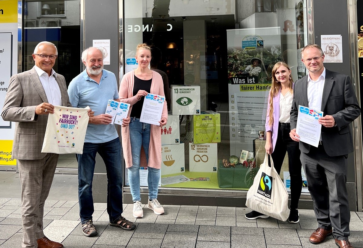 Vor dem Fairtrade Schaufenster in der Neuwieder Innenstadt: v.l. Landrat Achim Hallerbach, Wolfgang Rahn und Alena Linke von der Fairtrade-Stadt Steuerungsgruppe, Klimawandelanpassungsmanagerin des Kreises Angelina Zahn und Oberbrgermeister Jan Einig (Foto: Martin Boden/Kreisverwaltung Neuwied)