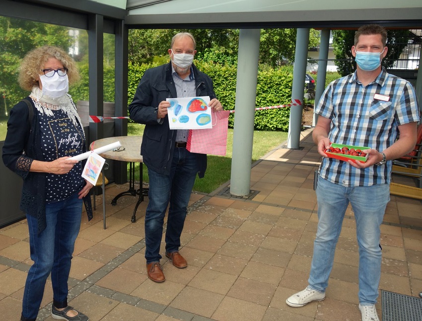 Waltraud Franzen und Manfred Pick, hier mit Pflegedienstleiter Marc Andre Eck vom DRK Seniorenzentrum Altenkirchen (rechts) (Foto: Karina Mller)