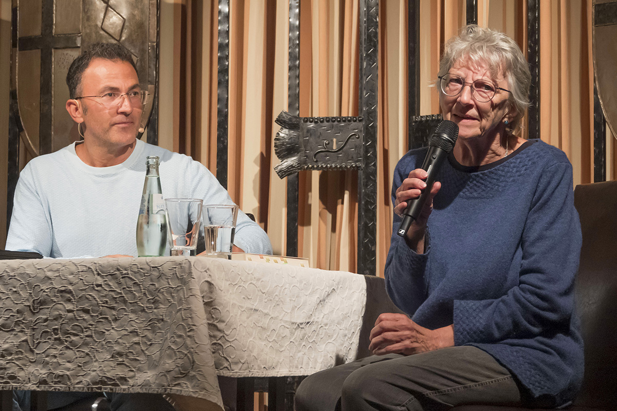 Maria Bastian-Erll, langjhrige Leiterin der Westerwlder Literaturtage, fhrte mit Interview-Fragen durch den Abend, sodass Fatih evikkollu viel aus seinem Leben erzhlte. Fotos: Wolfgang Tischler