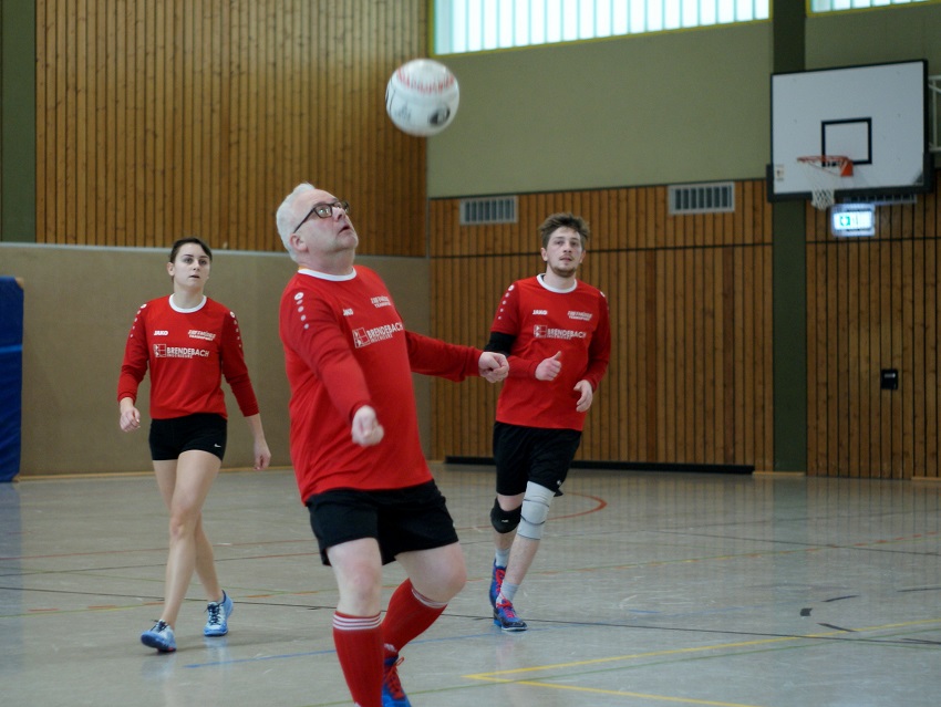 Das Mixed-Team des VfL Kirchen (Rolf Ludwig am Ball) konnte sich im letzten Spiel der Saison noch einen Satz erkmpfen. (Foto: Tobias Stinner)