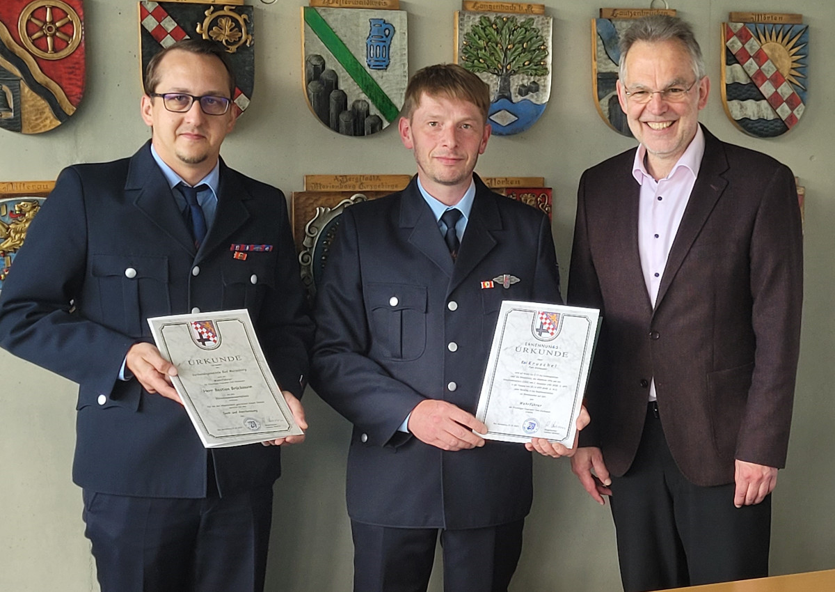 Nachfolger von Wehrfhrer Bastian Brckmann (links) wurde Kai Kruschel (Mitte). Brgermeister Andreas Heidrich (rechts) berreichte die entsprechenden Urkunden. (Foto: Verbandsgemeindeverwaltung Bad Marienberg)