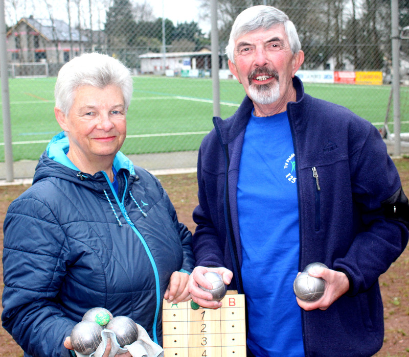 Rosemarie und Rolf Preiler sind neue Gesichter bei den Feldkirchener Boule-Spielern. Foto: Verein