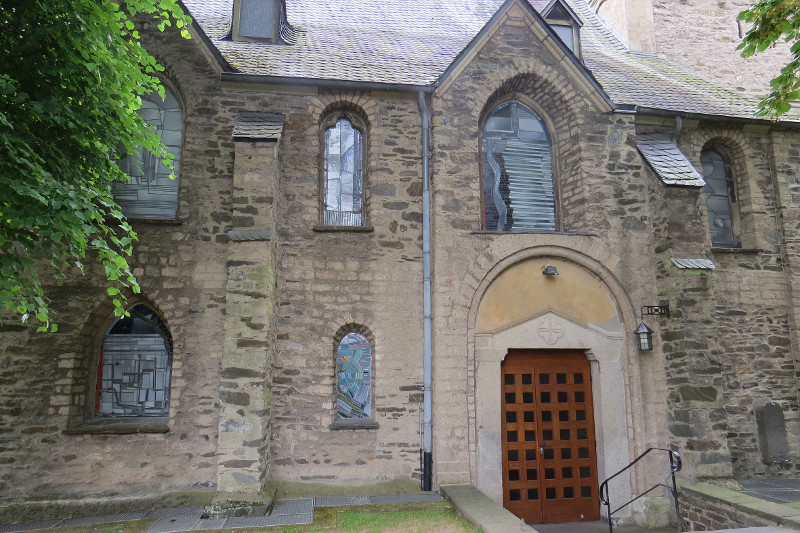 Moderne Glaskunst in historischem Gotteshaus